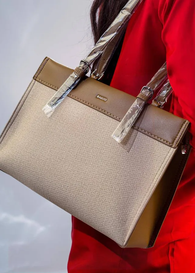 Oniru textured tote in Sand & cocoa