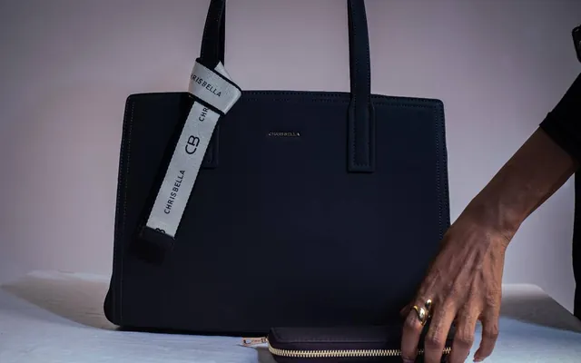 Allen shoulder tote in Black