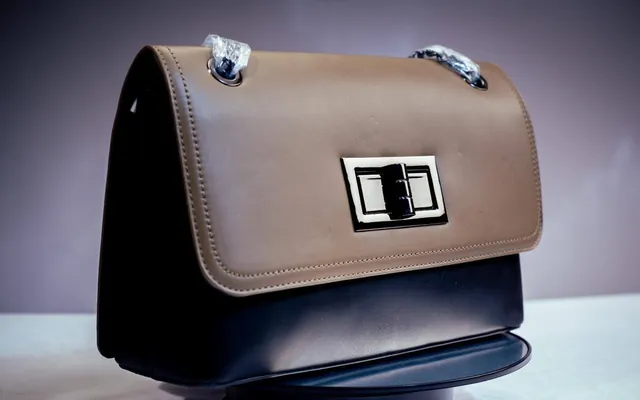 Onikan turn-lock bag in Taupe & black