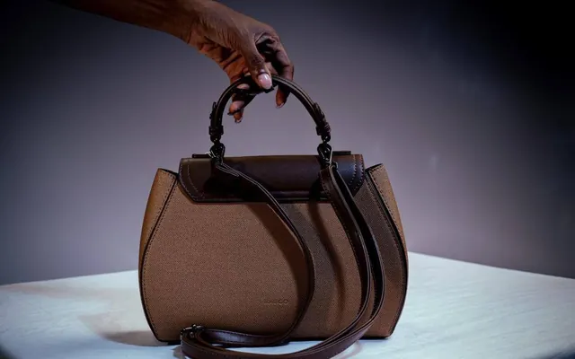 Ilupeju saddle bag in Taupe & brown
