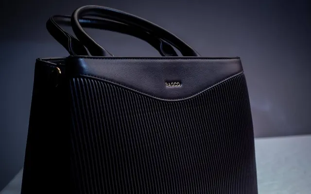 Ajah ribbed tote in Black